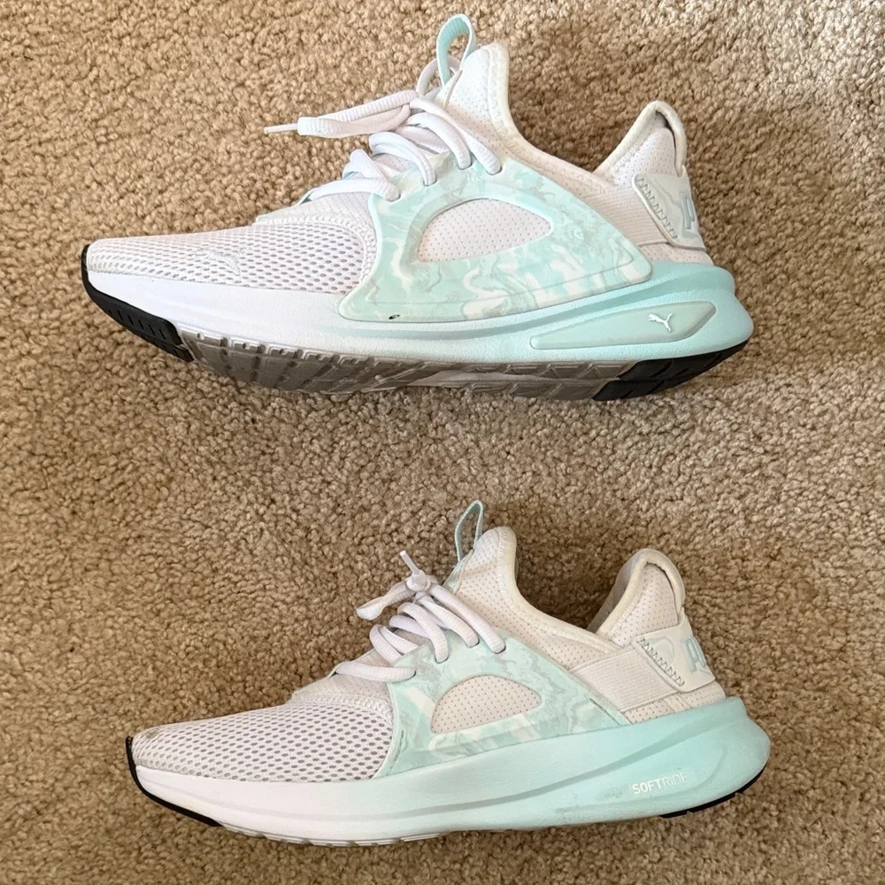 Women’s Softride Enzo Sneaker Size 9